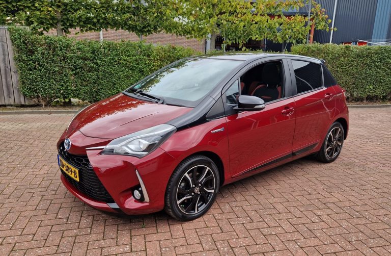 Toyota Yaris Bi-Tone Hybrid 2018